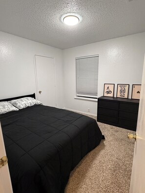 Iron/ironing board, WiFi, bed sheets - Charming 3-bed, large backyard Midpoint (Glenn Heights)