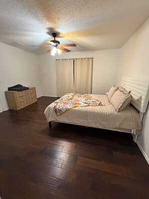 Iron/ironing board, WiFi, bed sheets - Charming 3-bed, large backyard Midpoint (Glenn Heights)