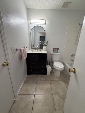 Towels, soap, toilet paper - Charming 3-bed, large backyard Midpoint (Glenn Heights)