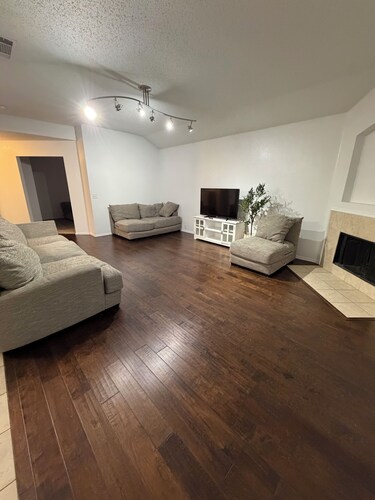 Charming 3-bed, large backyard Midpoint