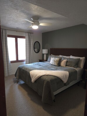3 bedrooms, iron/ironing board, free WiFi, bed sheets - Peaceful Mountain Retreat in the Pines (Divide)