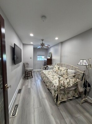 Room - Walk to Stadiums & Concerts, Roof Deck, 2BR/2BA (Philadelphia)