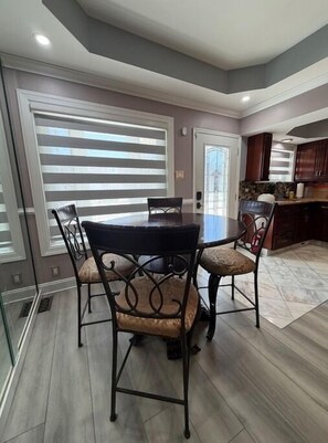 Dining - Walk to Stadiums & Concerts, Roof Deck, 2BR/2BA (Philadelphia)