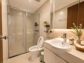 Secadora de cabello, bidet, toallas, jabón 