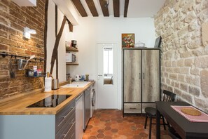Private kitchen - Vrbo Property (Paris)