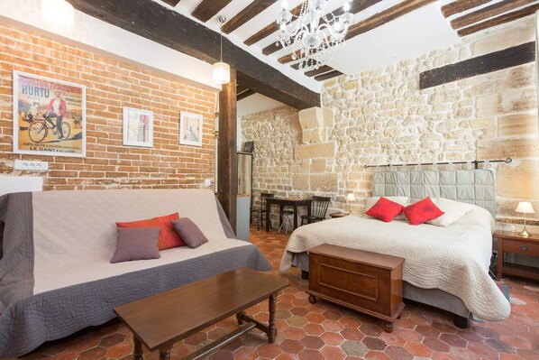 Iron/ironing board, internet, bed sheets - Vrbo Property (Paris)