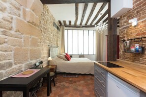 Iron/ironing board, internet, bed sheets - Vrbo Property (Paris)