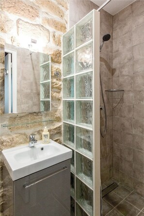 Shower, hair dryer, towels, soap - Vrbo Property (Paris)