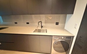 Interior - E4103B - Modern Balcony Studio with City Views in Downtown Miami (Miami)