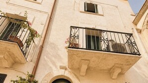 Unclassified image, 2 of 14, button - An artist's home near the sea. Design, Art, and Relaxation in the Heart of Puglia. (Mola di Bari)