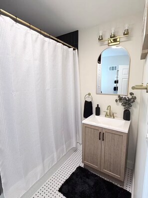 Hair dryer, towels, soap, toilet paper - Family Fun Retreat Game Room 4BR & Outdoor Oasis (Camden)