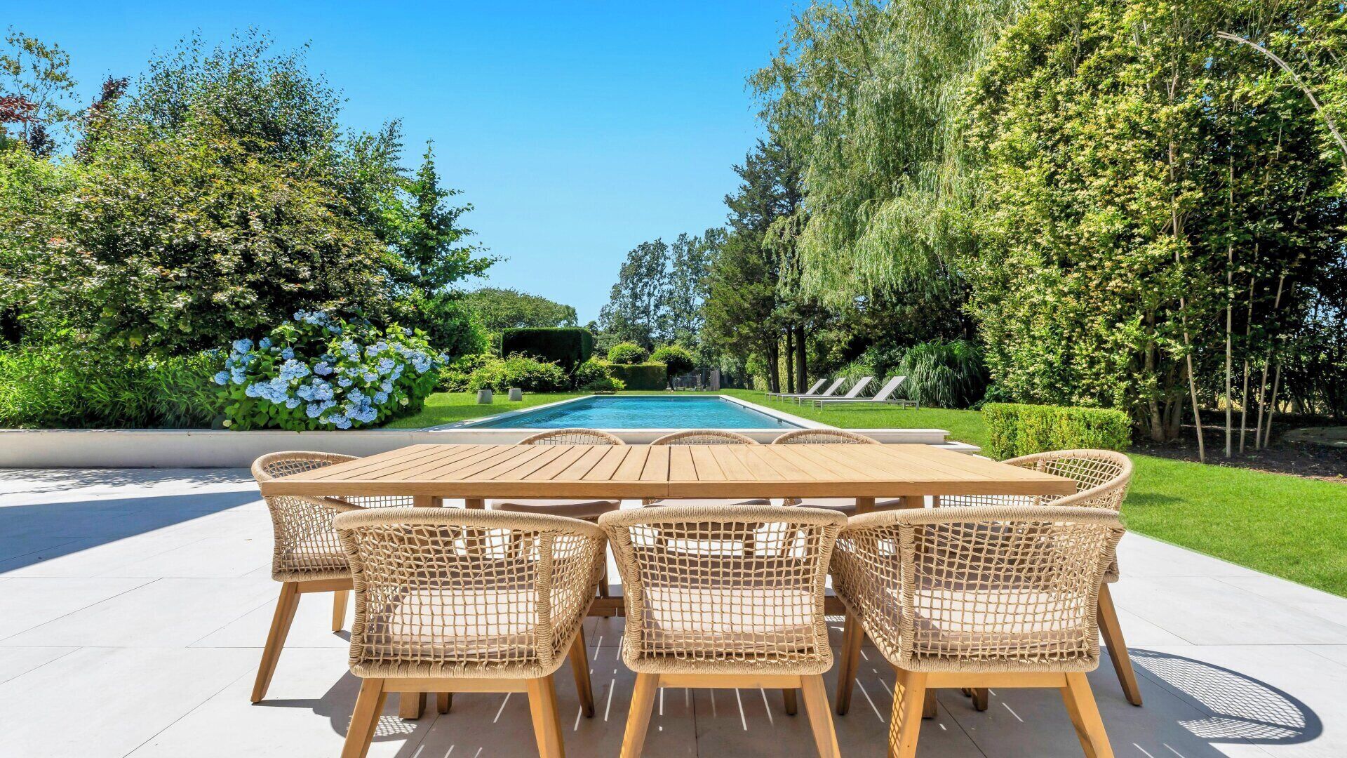 Outdoor dining