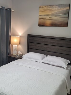 3 bedrooms, iron/ironing board, WiFi, bed sheets - Quiet 2nd Floor Apartment Walk to Medical Campus (Buffalo)