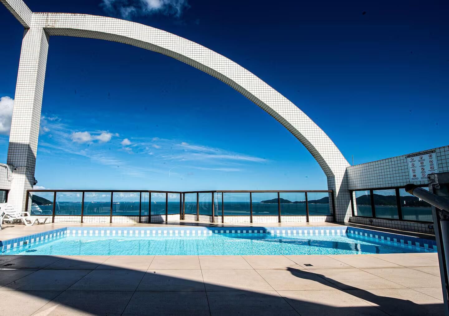 Departamento Deluxe, balcón, vista a la playa | Alberca | Alberca al aire libre 