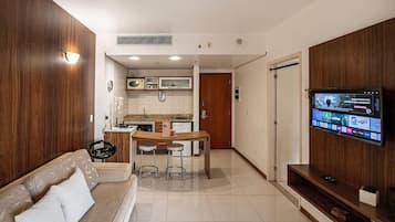 Departamento Deluxe, balcón, vista a la playa | Área de sala de estar