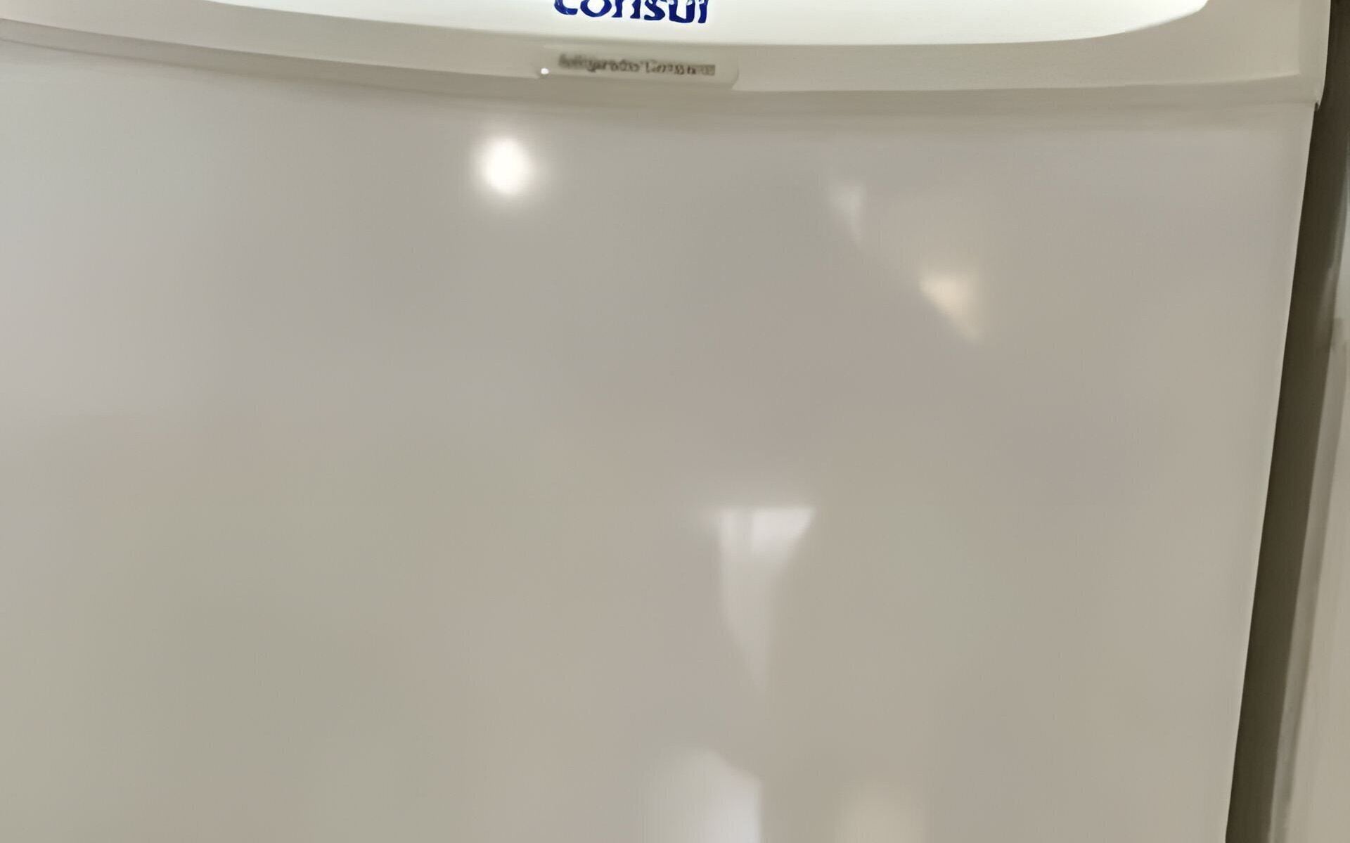 Paredão branco com uma pequena placa que diz 'Consult'.