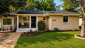 Exterior - Gorgeous 4BR Home. In-Law Suite. Close to Downtown (Dallas)