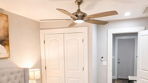 4 bedrooms, iron/ironing board, free WiFi, bed sheets - Gorgeous 4BR Home. In-Law Suite. Close to Downtown (Dallas)