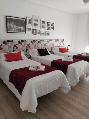 Laptop workspace, iron/ironing board, wheelchair access - Muro 13. El Mirador del Espolon (Logroño)