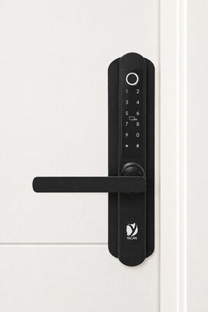 Una cerradura moderna con teclado numérico y ranura para tarjeta, identificada con 'YACAN'.