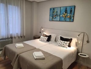 Laptop workspace, iron/ironing board, wheelchair access - Muro 13. El Mirador del Espolon (Logroño)