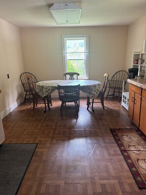 Dining - Charming 4-bedroom cabin in Morris perfect for relaxing getaways by the creek (Morris)