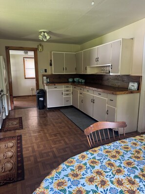 4 bedrooms, bed sheets