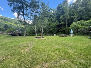 Outdoor dining - Charming 4-bedroom cabin in Morris perfect for relaxing getaways by the creek (Morris)
