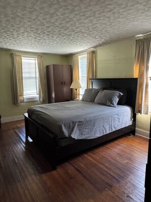 Bed sheets - Charming 4-bedroom cabin in Morris perfect for relaxing getaways by the creek (Morris)