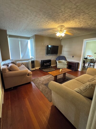 Charming 4-bedroom cabin in Morris perfect for relaxing getaways by the creek
