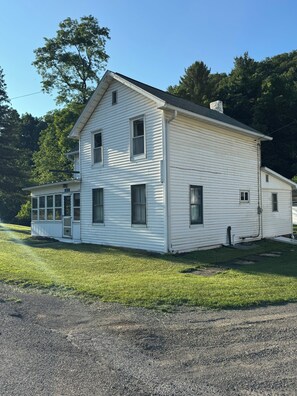 Exterior - Charming 4-bedroom cabin in Morris perfect for relaxing getaways by the creek (Morris)