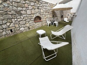 Terrace/patio - Detached studio apartment on a large property—in a residential neighborhood near the ocean (Ollioules)