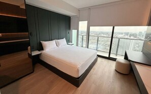 Free WiFi, bed sheets - E4303B - Luxury Studio Retreat with Balcony in Downtown Miami (Miami Beach)