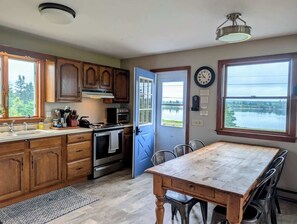 Wasserkocher mit Kaffee-/Teezubehör, Kühlschrank, Mikrowelle, Ofen
