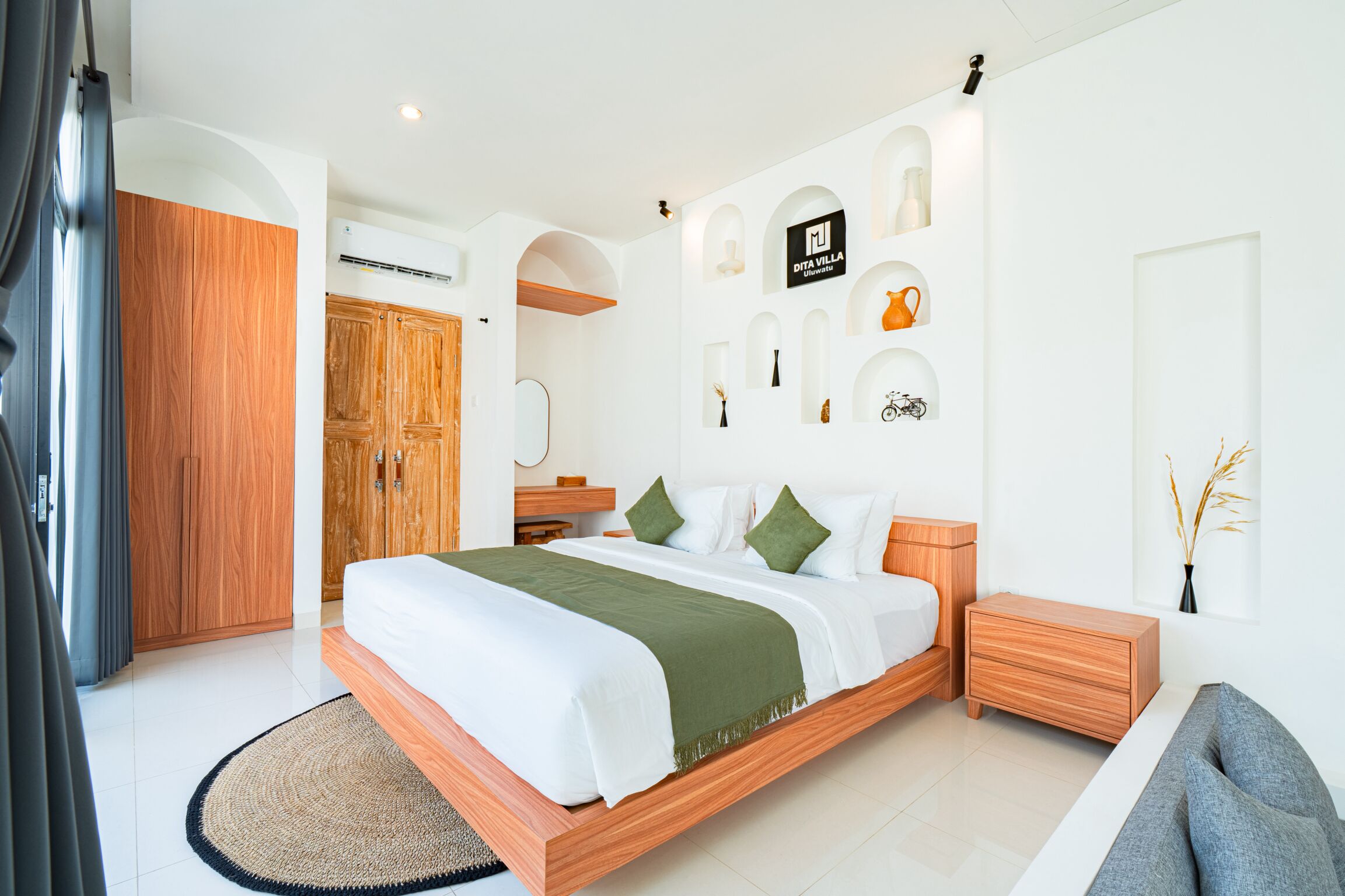 Una camera da letto moderna con una struttura letto in legno, un tappeto rotondo e un comodino.