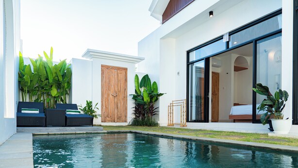 A modern house with a swimming pool, a wooden door, and a large glass window. - Dita Villa Uluwatu (Uluwatu)