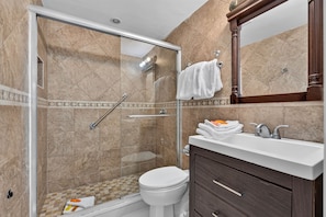Shower, hair dryer, towels, soap - Blue Horizon (Fort Lauderdale)