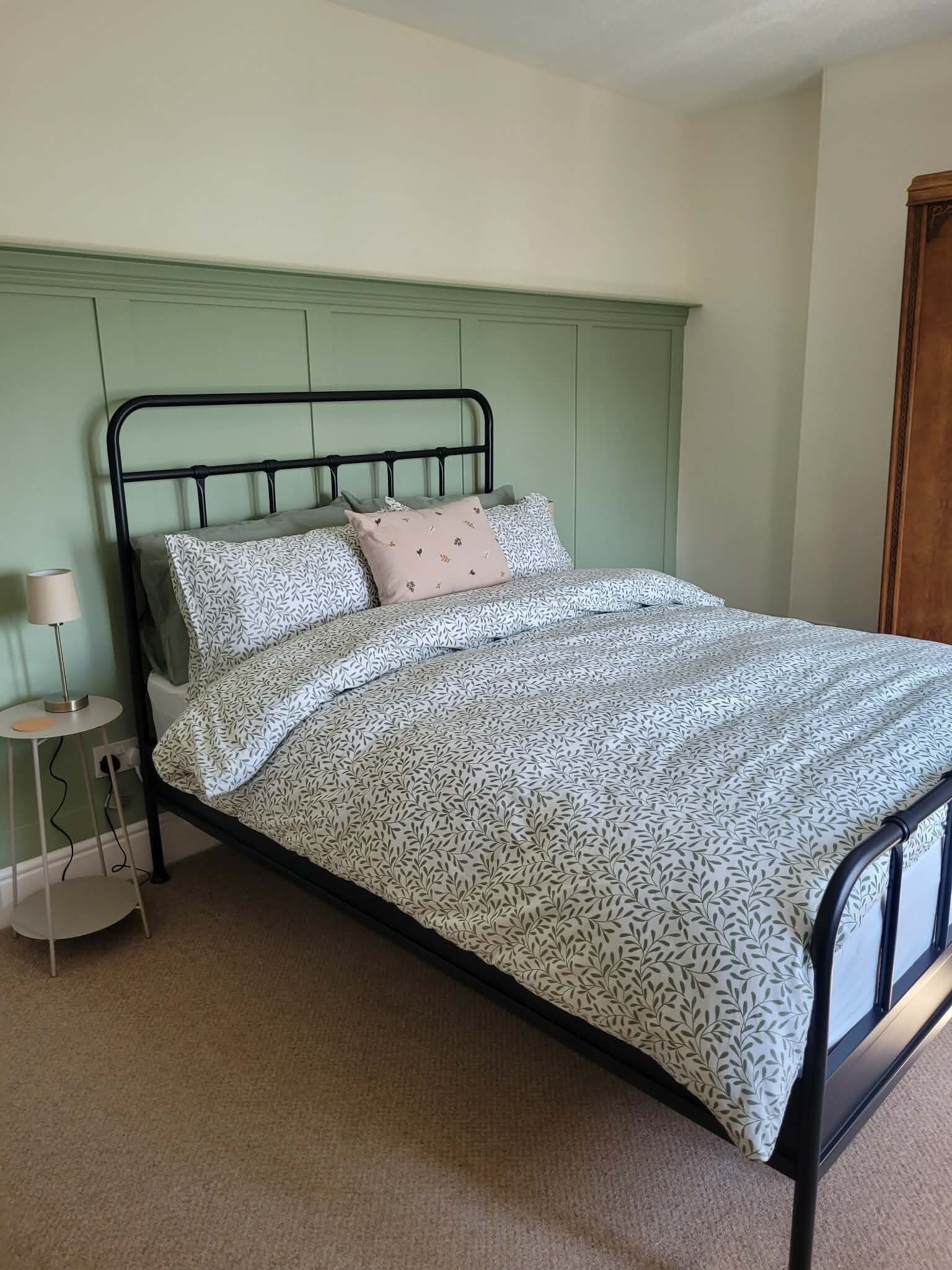 2 bedrooms, travel cot, free WiFi, bed sheets