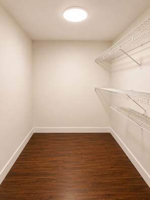 Interior - Grand Signature King Suite | 5 Min to  Airport & 10 Min to Downtown (Vancouver)