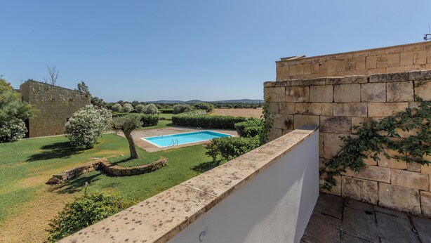 A stone wall, a swimming pool, and a view of the countryside. - Golden Stone Villa: Pool & Relax (Masainas)