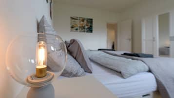 2 Schlafzimmer, Schreibtisch, Bügeleisen/Bügelbrett, Reisekinderbett