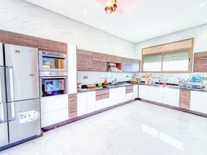 Private kitchen - Fabulous 3-bedroom house with AC in vibrant Marrakech (Marrakech)