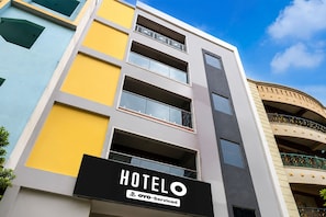 Monikerroksinen hotellirakennus, jonka kyltissä lukee: ”HOTELO oYo-Serviced”.