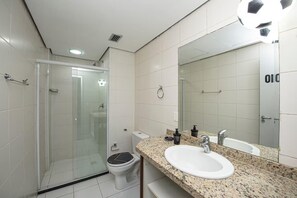 Deluxe-Apartment, Balkon, Stadtblick | Badezimmer