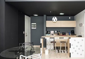 Deluxe-Apartment, Balkon, Stadtblick | Speisen