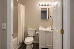 Apartamento Confort, no fumadores | Baño | Ducha y bañera combinadas, toallas, jabón y papel higiénico