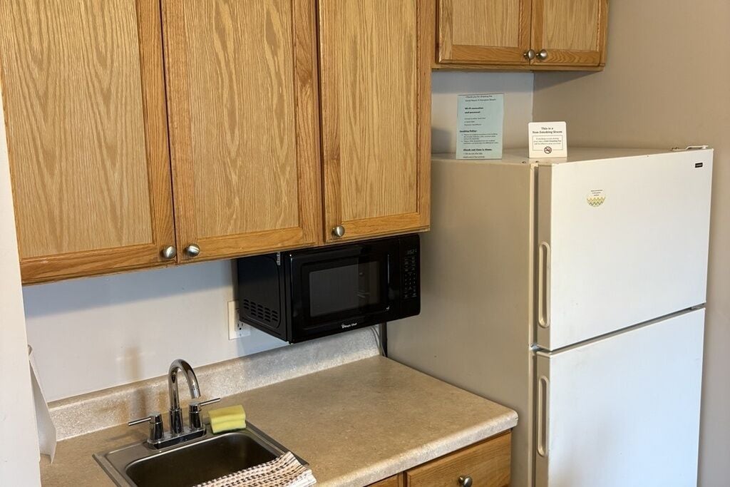 Refrigerador con congelador, microondas y utensilios de cocina 