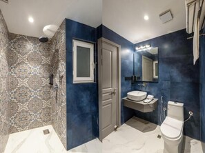Premium Double Room, City View | Bathroom - Hotel Vibe House Near Connaught Place (New Delhi)
