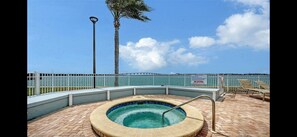 Outdoor spa tub - Waterfront, Sunrise Sunset Views Airy Corner Unit, Gym, Heated Pool Free Parking (St. Petersburg)