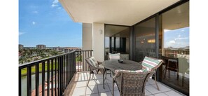 Outdoor dining - Waterfront, Sunrise Sunset Views Airy Corner Unit, Gym, Heated Pool Free Parking (St. Petersburg)